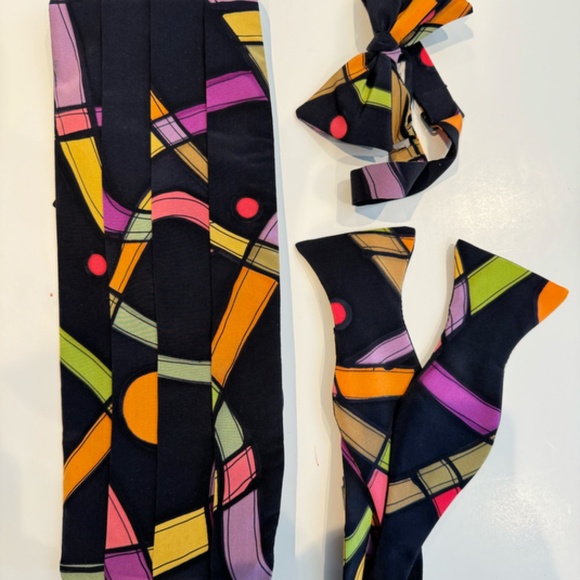 Silk Cummerbund with 2 matching bow ties. - Picture 2 of 2